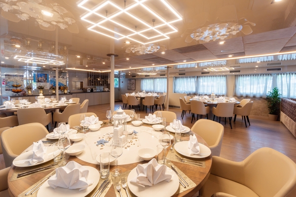 Riviera MS Adriatic Sky - Restaurant 1.jpg